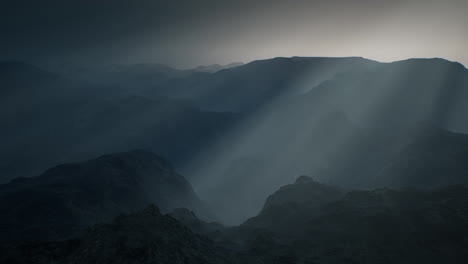 Schwarze-Felsige-Bergsilhouette-Im-Tiefen-Nebel